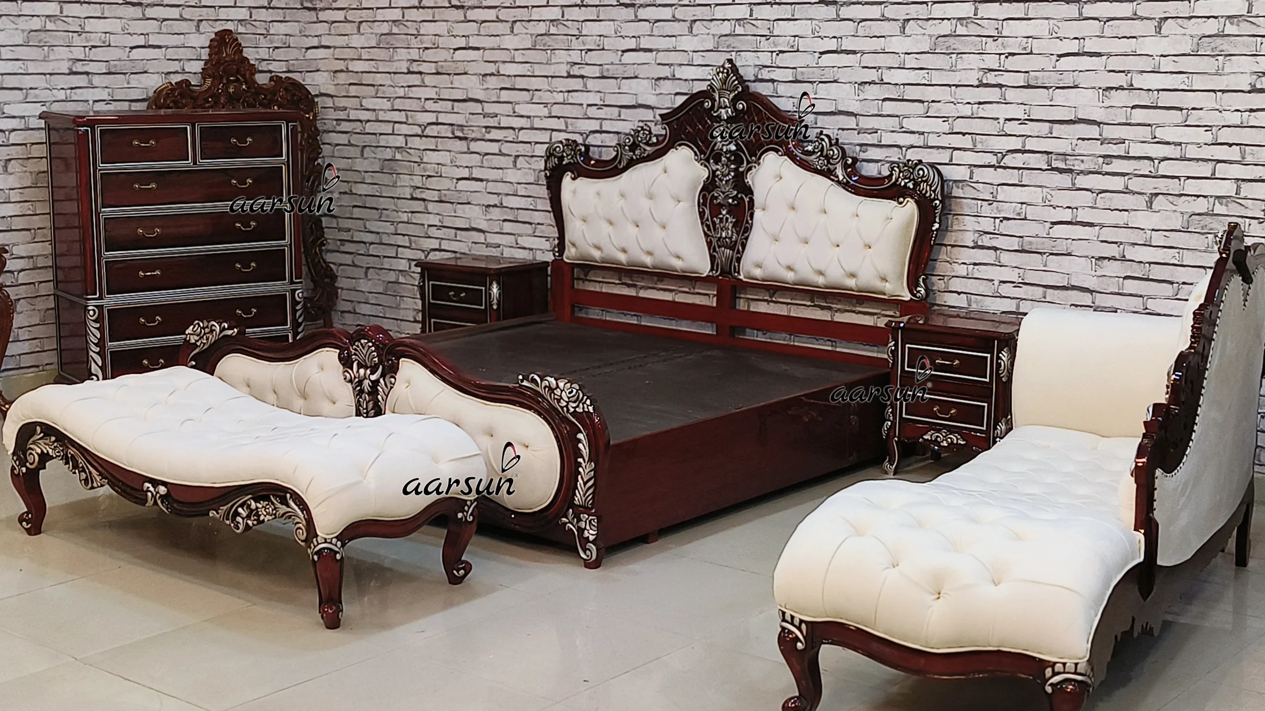 Luxurious Bedroom Furniture in Teak Wood