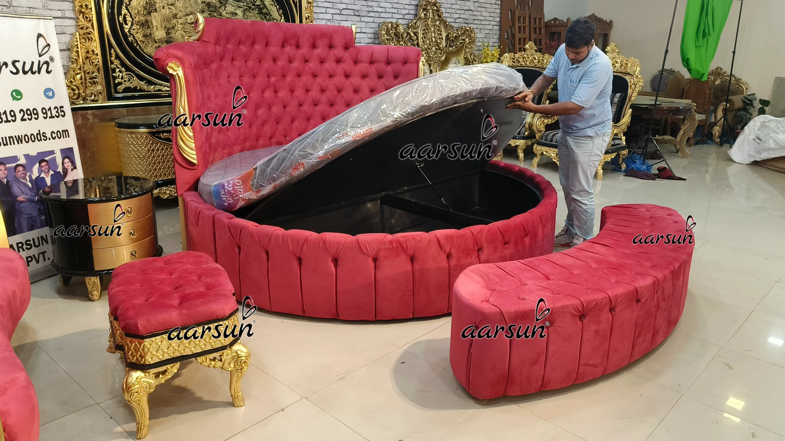 Luxurious Round Bed view 8