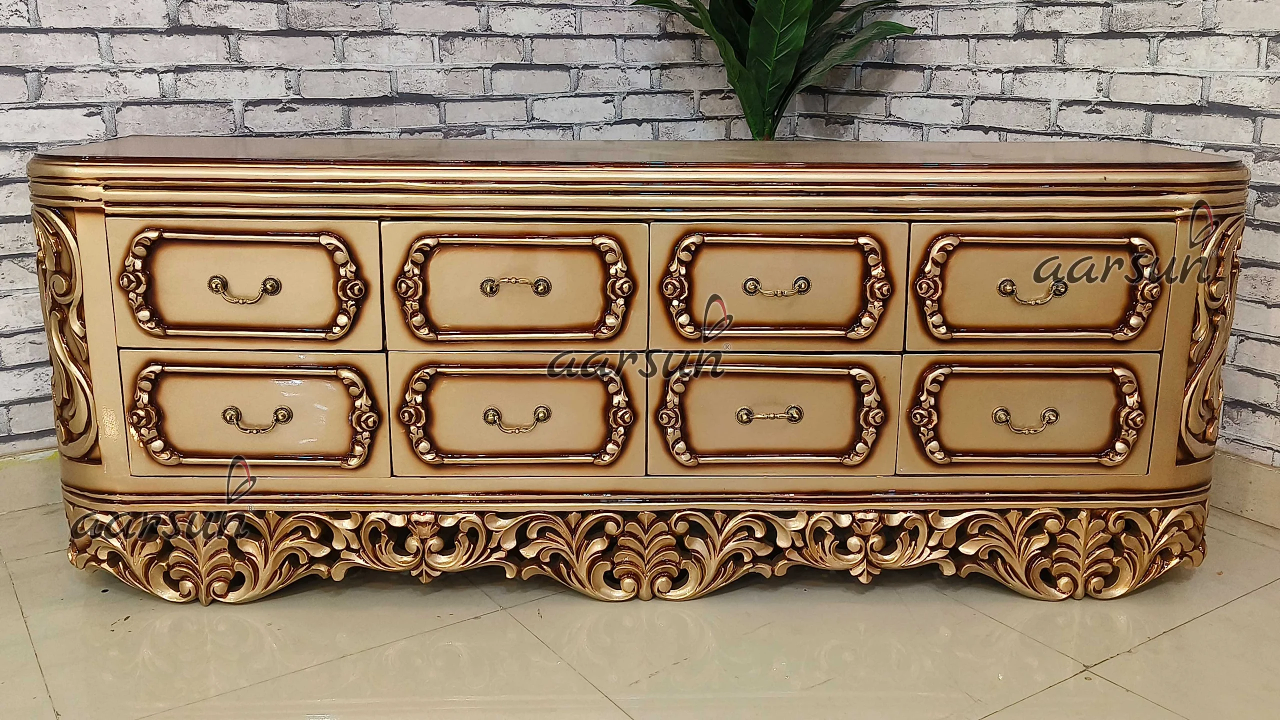 Marvelous Carvings Finishing in Classic Royal Bedroom Set view 4
