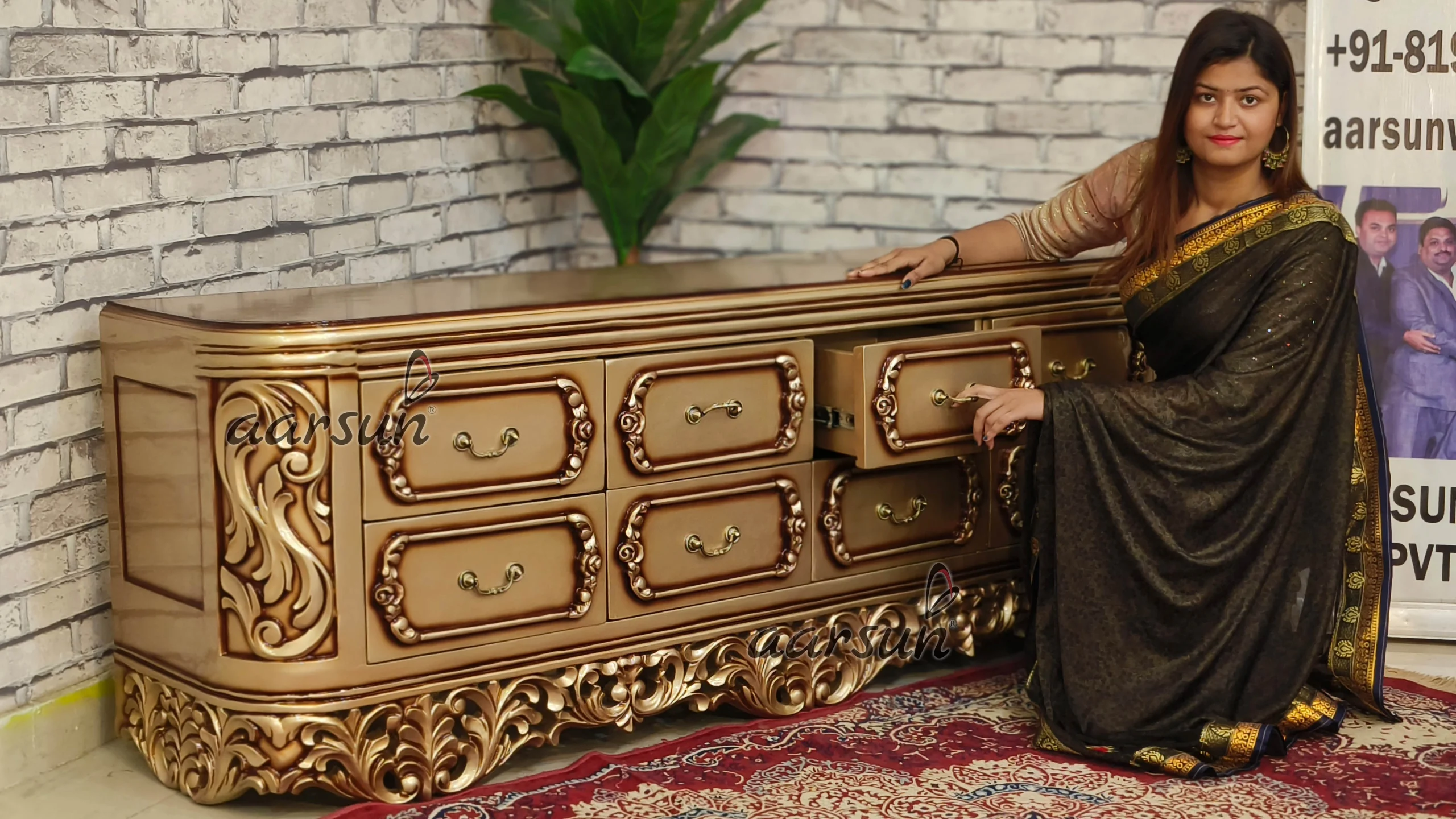 Marvelous Carvings Finishing in Classic Royal Bedroom Set view 6