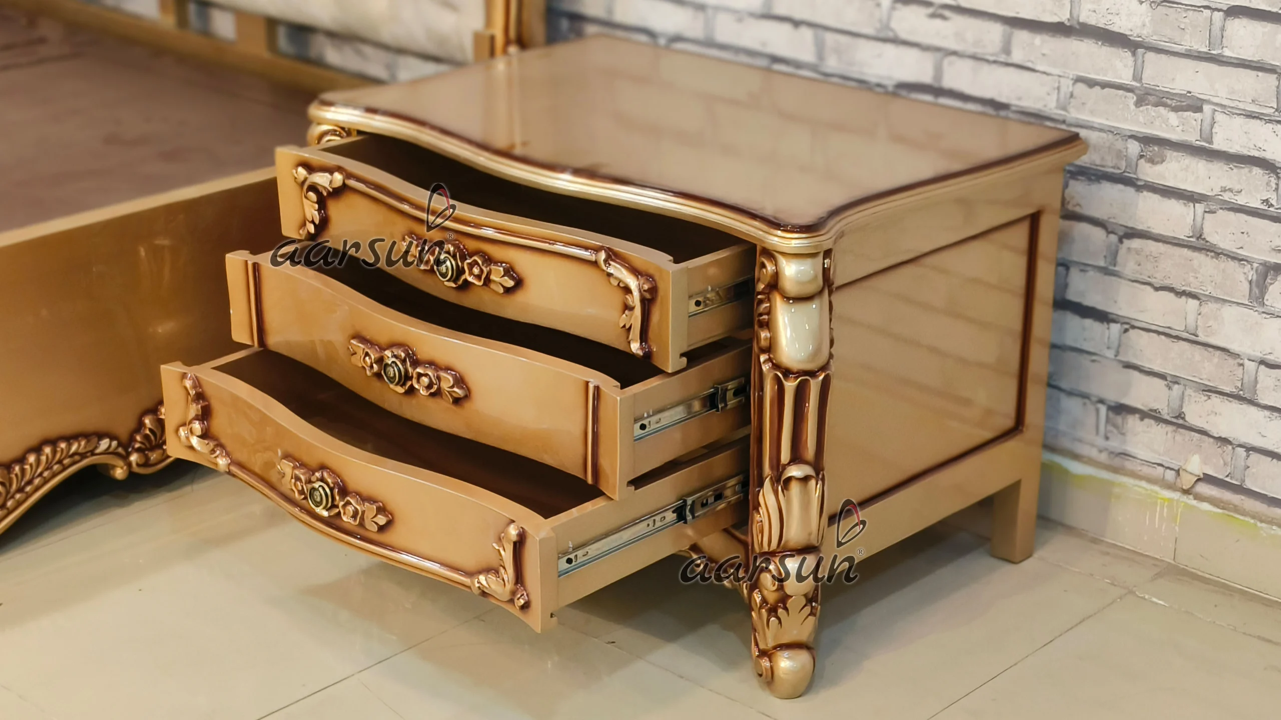 Marvelous Carvings Finishing in Classic Royal Bedroom Set view 7