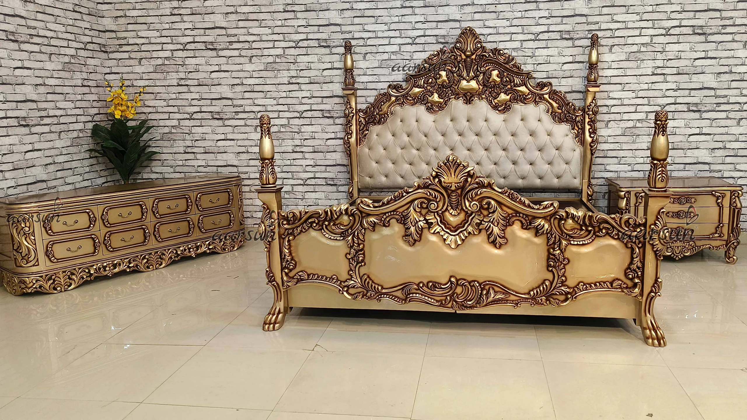 Marvelous Carvings Finishing in Classic Royal Bedroom Set view 8