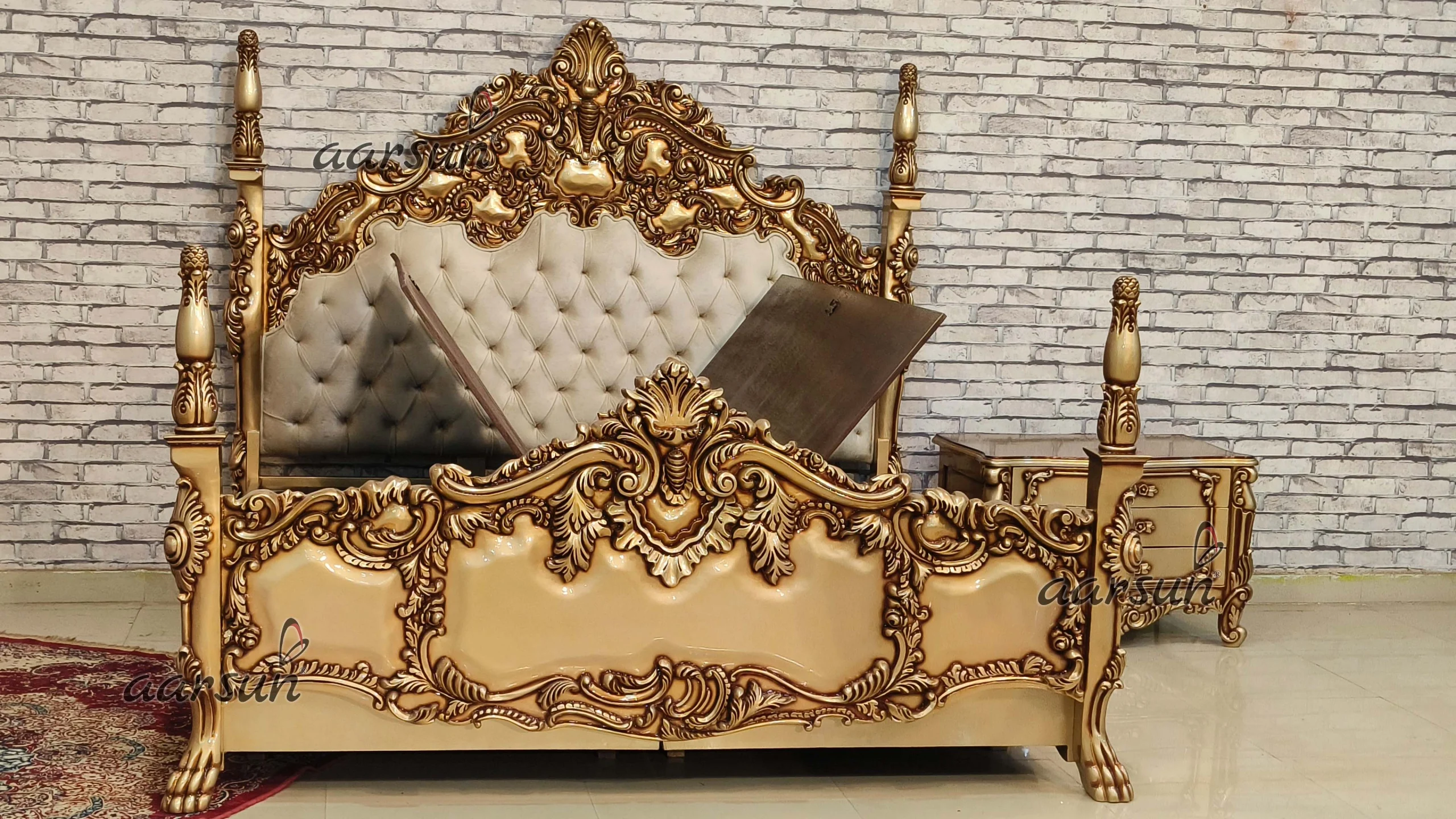 Marvelous Carvings Finishing in Classic Royal Bedroom Set view 9