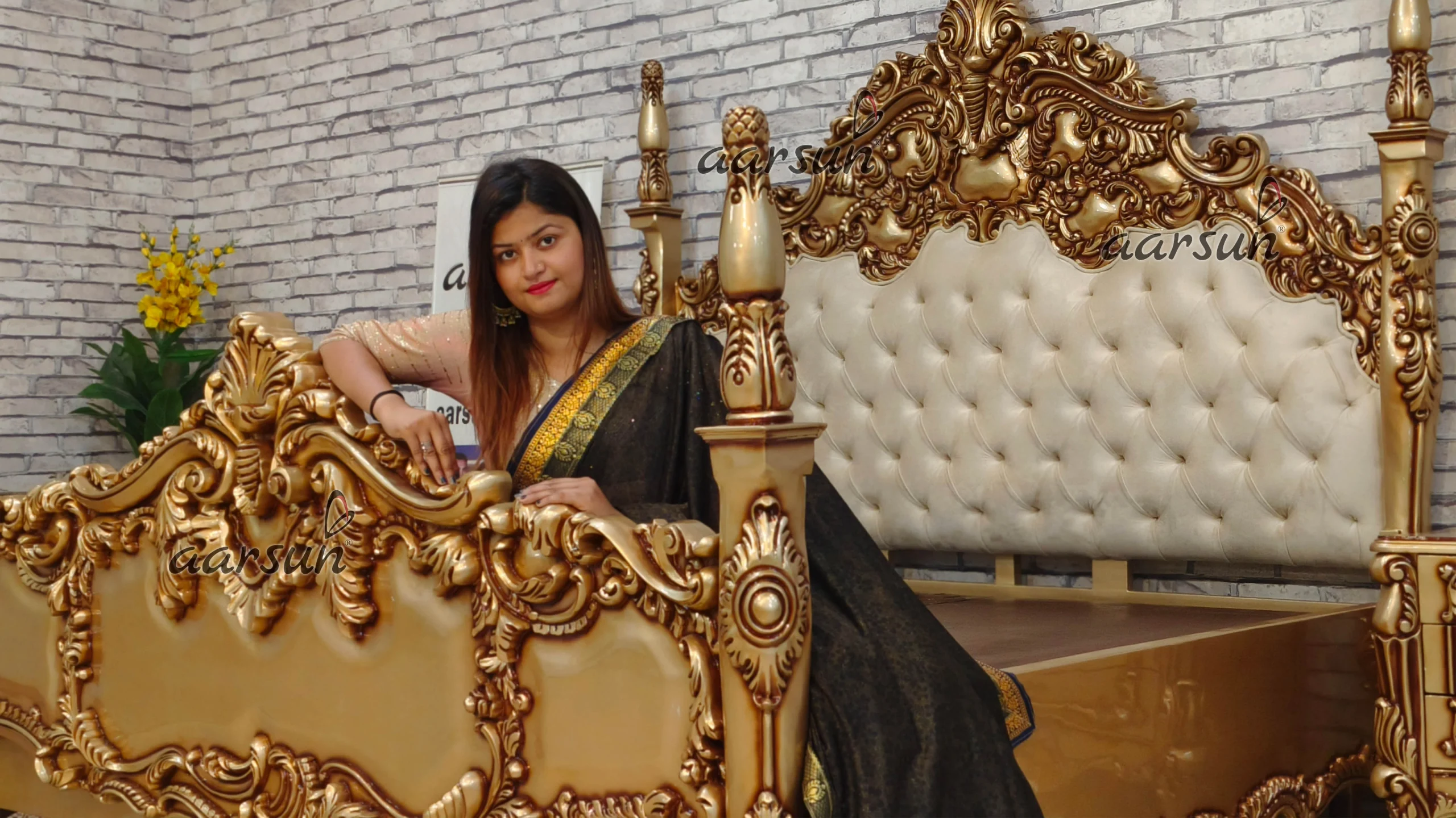 Marvelous Carvings Finishing in Classic Royal Bedroom Set view 10