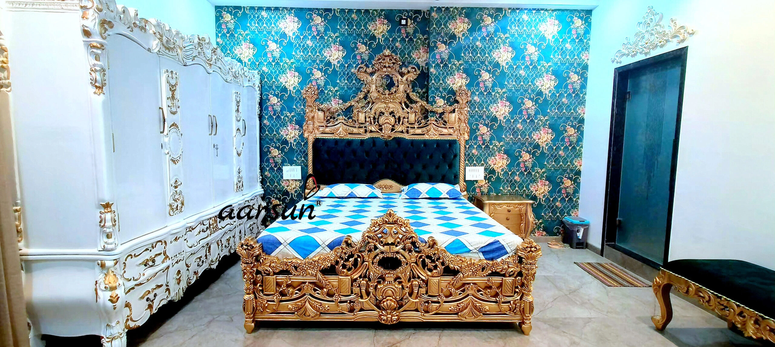 लक्जरी घरों के लिए भारी नक्काशीदार सोने की फिनिश वाला किंग साइज़ बिस्तर